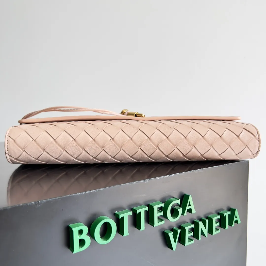 The batch of 1360 BV Andiamo evening handbags has been heavily planted again~ The designer aesthetics in the era of economic downturn are back. I fall in love with it at first sight and can't put it down. It's so beautiful and full of aura. The shape and texture are very competitive. It's light in weight and has sufficient capacity. It's a must-have for fashionistas. It's suitable for many occasions, minimalist, high-end and light luxury. Model No.: 741511 Size: 31*13*3cm
